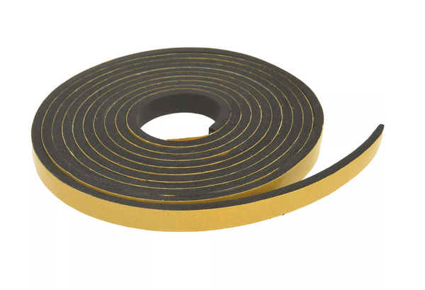 Zelfklevende sponsrubberpakking 10 mm breed en 2 mm dik op rol van 10 meter – artikelnummer 046583